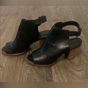 Women’s Ugg Black Textured Peep Toe 3.5 Inch Heeled Sandals, Size 7